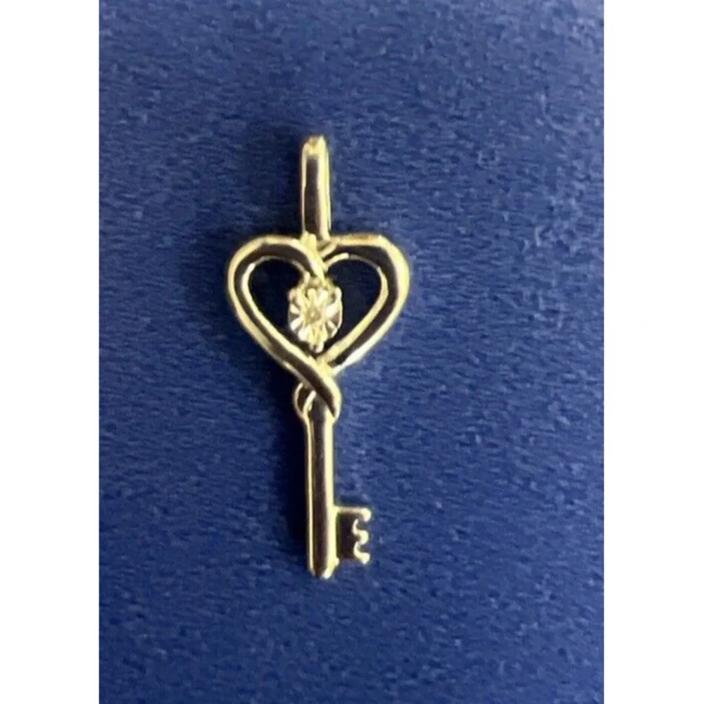 NEW KEY PENDENT WITH NATURAL DIAMOND.‎ 1